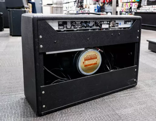 Fender - '65 Deluxe Reverb Amplifier 2